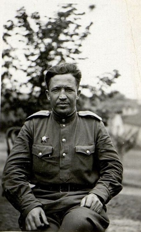 Фотография: Заместитель командира полка по полит части капитан Кватченко