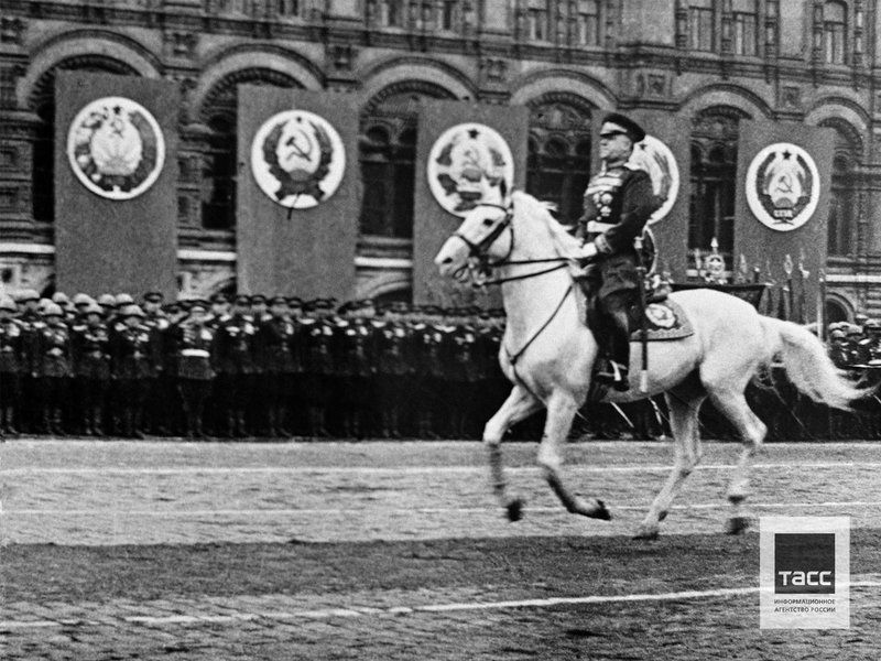 Маршал Советского Союза Георгий Жуков на параде Победы, Москва, июнь 1945 г.