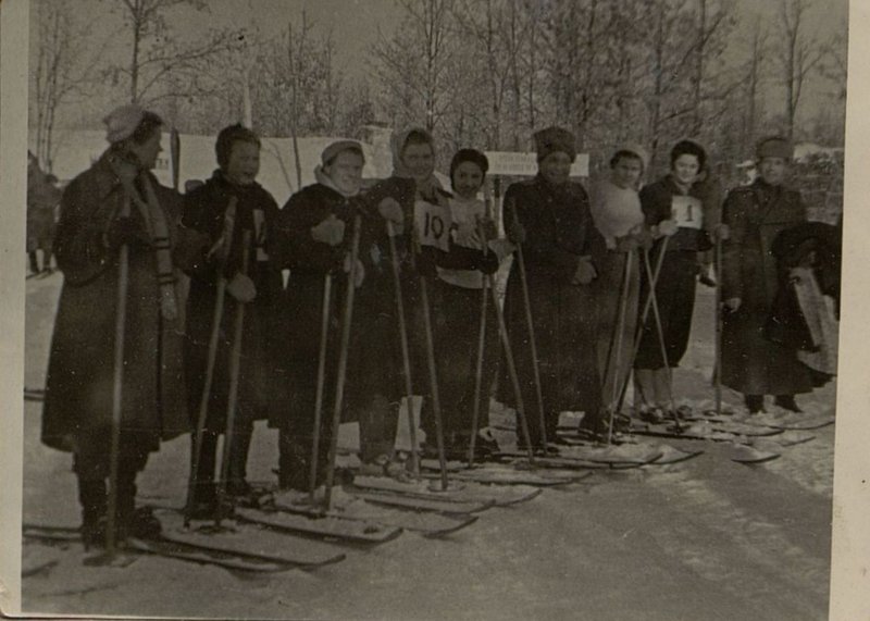 Фотография: Начальник политотдела полковник Басов среди женщин-участниц соревнования