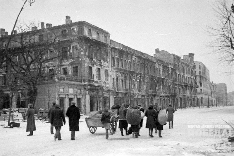 Возвращение жителей в освобожденную Варшаву. Вид разрушенных зданий на одной из улиц города