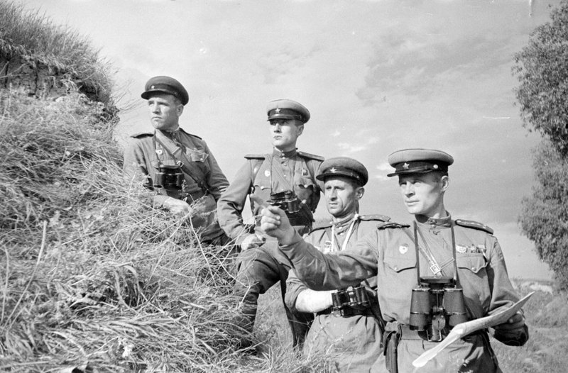 Staff of engineer battalions during reconnaissance of the area near the city of Sevsk