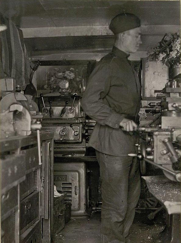 Image: 821 Aviation Service Battalion Lathes