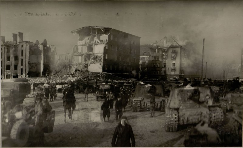 Фотография: В город Кенигстрелкового батальонарг вошли наши самоходные пушки
