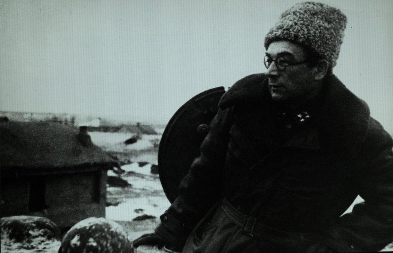 Генерал-лейтенант Ротмистров П.А., командир 3-й танковой бригады ведет наблюдение из башни танка. Подразделение действующей армии