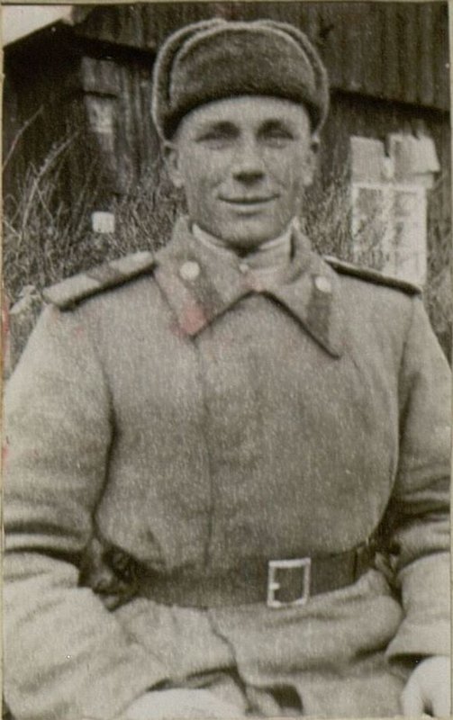 Фотография: Командир орудия, старший сержант Яковлев. В боях за Данциг его орудийный расчет немало разрушил укрепленных огневых точек противника.