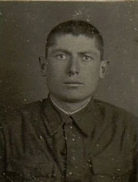 Фотография: Младший сержант Ломидзе командир  отделения связи. 29 февраля 1943 г. под сильной бомбежкой устранил 14 порывов линии с подменой 500 м побитого кабеля. Награжден медалью "За боевые заслуги" и значком "Отличный связист".