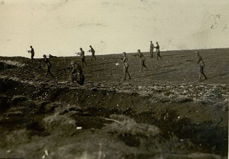 Image: Soldiers burst into enemy trenches