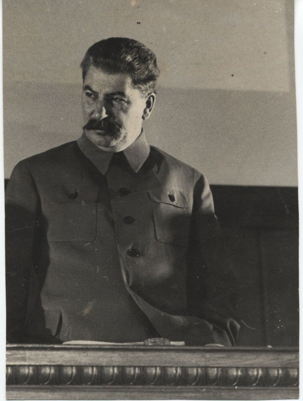 «И.В. Сталин на трибуне»