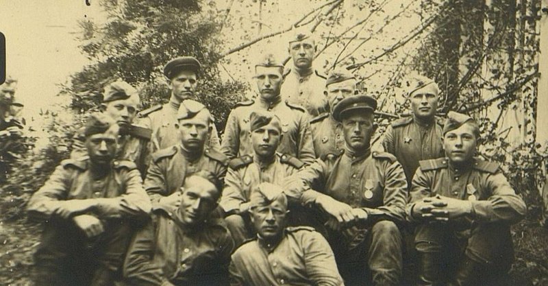 Фотография: Группа награжденных за отличное выполнение боевой задачи по строительству моста