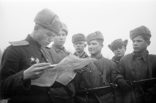 Лейтенант Н.П.Аверьянов читает разведчикам сообщения с фронтов