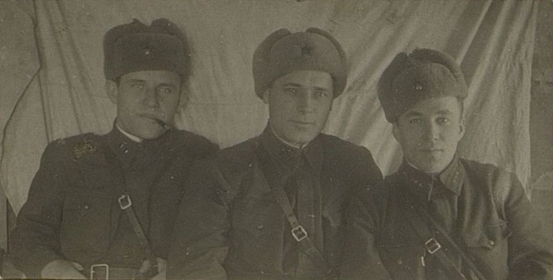 Фотография: Сидят справа налево: Начальник хим. службы лейтенант Якубовский Заместитель командира батальона по хоз. части капитан Полемчук. адъютант батальона техн. инт. 1 ранга Багрецов. Фото Екимково 22 января 1941