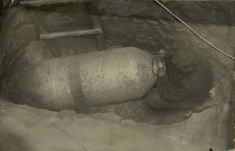Фотография: Привязывание троса для извлечения авиабомбы, весом в 1400 кг. Работу выполняет красноармеец Мотопехотного взыода (МПВ), 87-го Восстановительного железнодорожного батальона т. Бессараб. Котлован глубиной 6,0 м. Объем земляных работ 24 м³. На отрывку затрачено 18 ч./дн