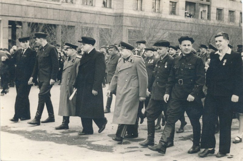 Руководство Челябинского Танкограда на параде 9 мая 1945 г. В первом ряду, третий слева - Зальцман И.М., пятый слева - Духов Н.Л