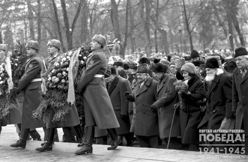 Ветераны Великой Отечественной войны – члены Московского комитета ветеранов во время возложения венков к могиле Неизвестного солдата у Кремлевской стены в День Защитника Отечества