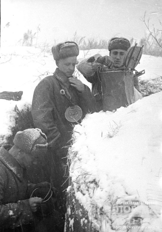 Раздача обеда бойцам на передовых позициях Донского фронта
