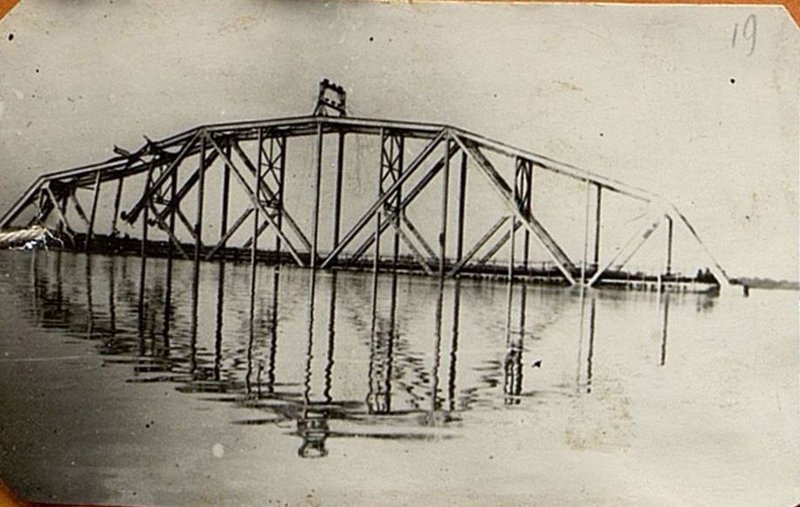 Фотография: Разрушенные пролетные строения моста через реку Висла у гор. Сандомир