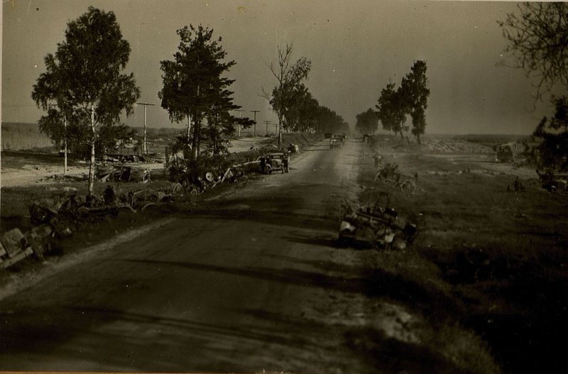 Фотография: На снимке Минское шоссе в районе 4 км. зап. Могилев. На обочинах шоссе и в кюветах видны разбитые штурмовиками автомашины