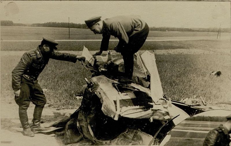 Фотография: Пом. Начальник штаба артиллерии 3 гвардии танковой Армии по ПВО гвардии майор Прозукин осматривает самолет, стрелкового батальонаитый 4 батареей 22.04.45 г. в районе Мюккендорфа