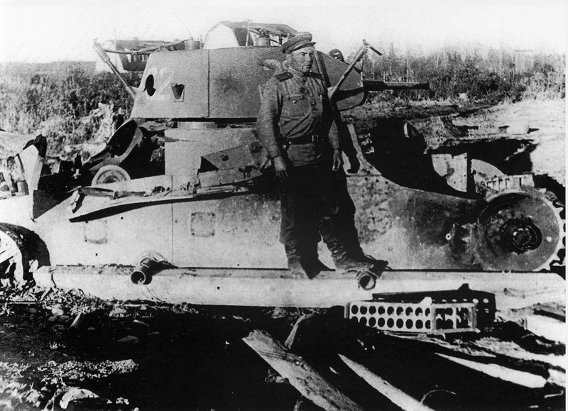 Советский танк Т-26, подбитый при штурме полицейского поста Хандаса. Южный Сахалин