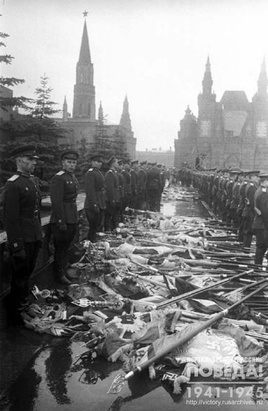 Немецкие знамена, брошенные советскими воинами на Красную площадь во время Парада Победы