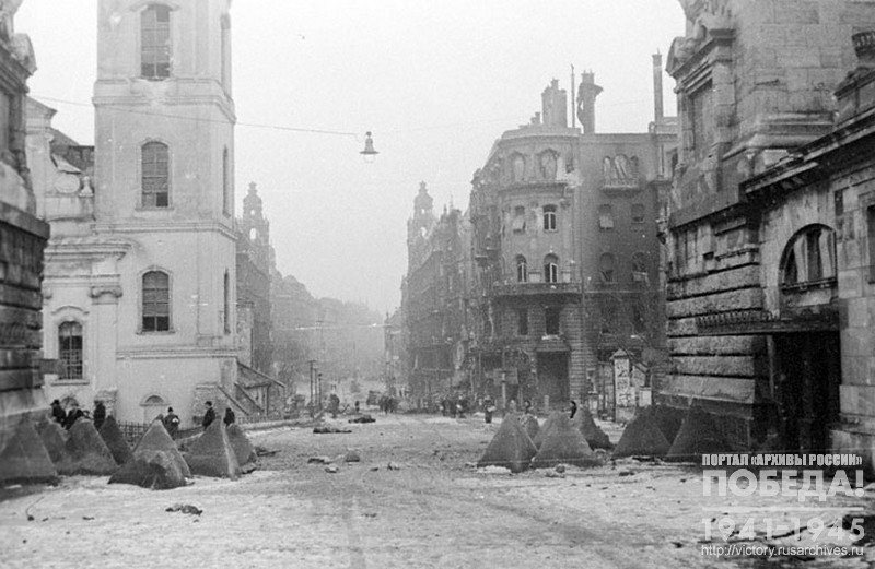 Вид одной из улиц Будапешта после освобождения города советскими войсками