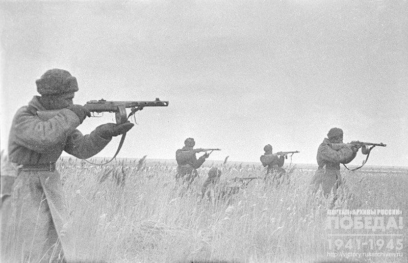 A unit of submachine gunners of the Guards Lieutenant A. Krasnov in combat. Kerch Peninsula, 1944