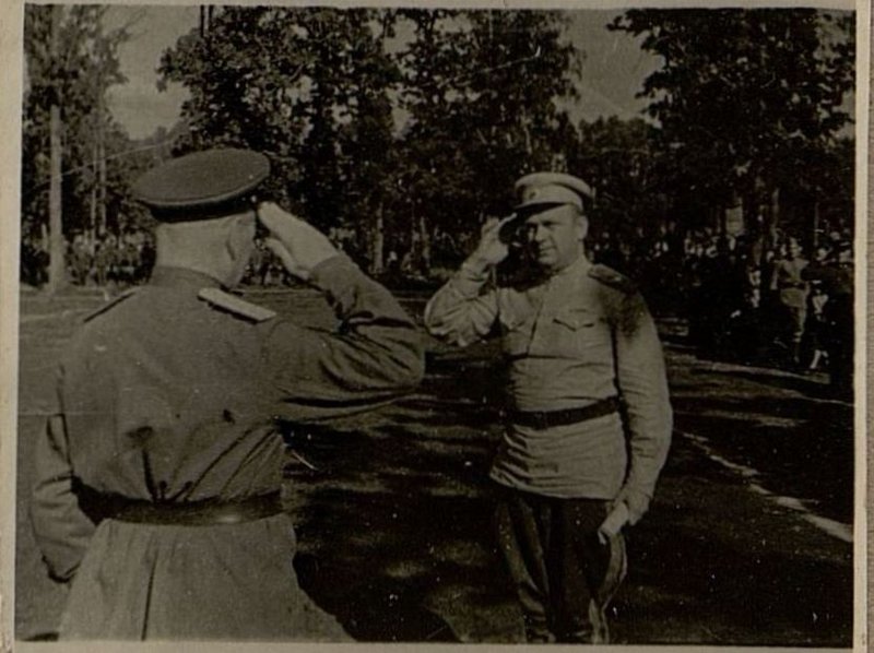 Image: The chief of staff of the district receives a report from the Guards of Artillery Colonel Vlasov on the day of physical education