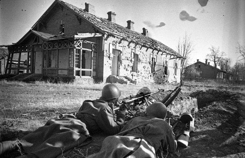 Submachine gunners during battle in a village outside of Stalingrad
