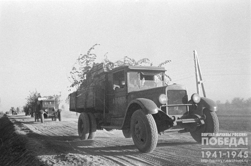 Автомашины с боеприпасами и горючим для фронта на одной из шоссейных прифронтовых дорог