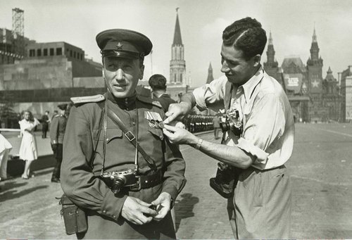 Физкультурный парад на Красной площади. Военный фотокорреспондент Аркадий Шайхет и фотокорреспондент Михаил Трахман