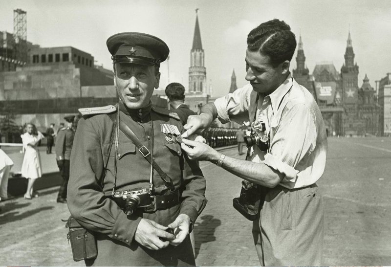 Физкультурный парад на Красной площади. Военный фотокорреспондент Аркадий Шайхет и фотокорреспондент Михаил Трахман