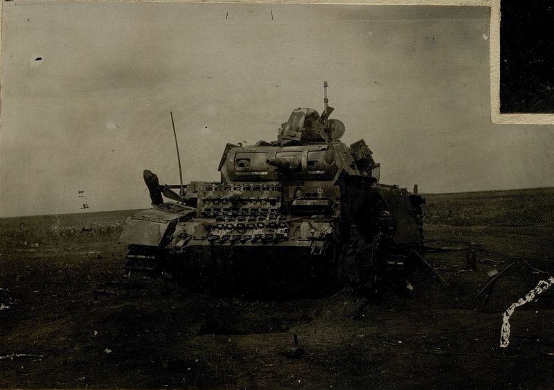 Image: Medium tank destroyed by the 3rd battery of the 155th Cannon Artillery Regiment (PAP) of the 12th Artillery Division (AD) of the Reserve of the Main Command in the LAVROVKA area
