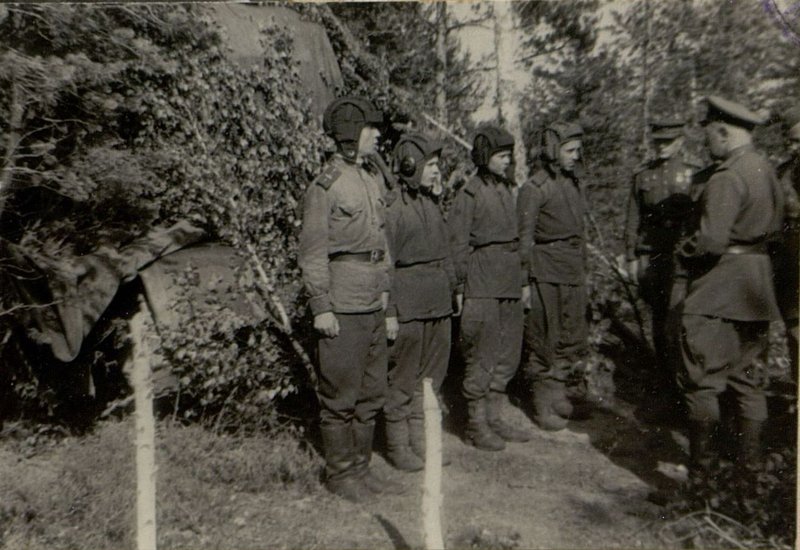 Фотография: Полковник Кудрявцев дает советы молодому экипажу Младшего Лейтенанта Кадыкова