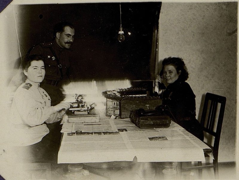 Фотография: Отличницы-телефонистки у аппаратов. младший сержант Вербова П., младший сержант Бодагова. З.