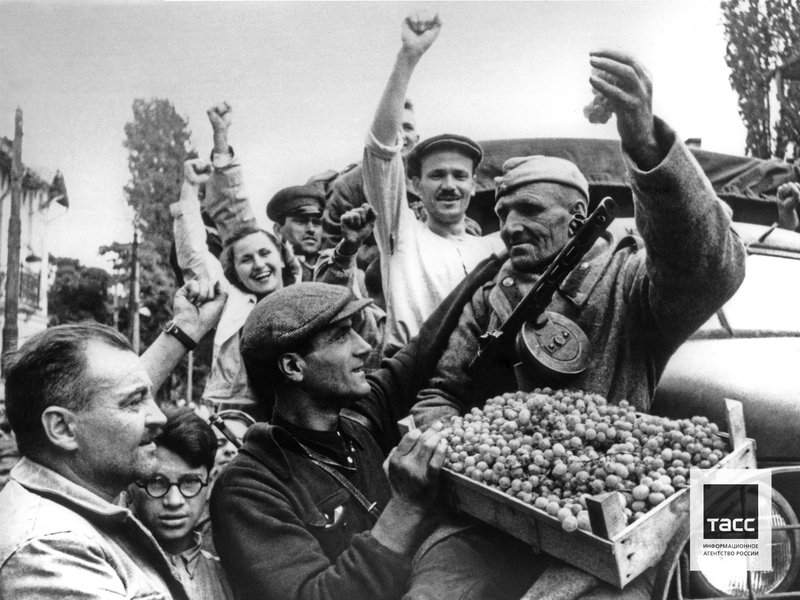 Местные жители во время приветствия бойцов Красной Армии, Болгария