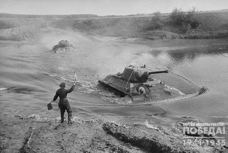 Танки форсируют реку во время боевого учения