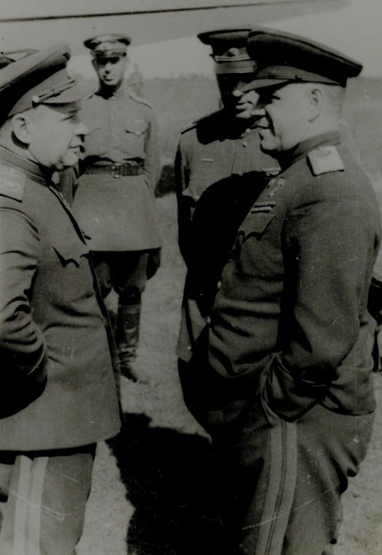 Главный Маршал Авиации А.А. Новиков, Е.А. Смирнов (летчик Г.К. Жукова ), К.К. Рокоссовский, Маршал Советского Союза Жуков Г.К.