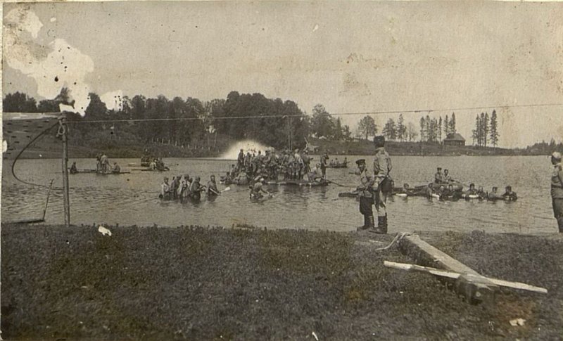Image: Divisions of the regiment in tactical exercises to overcome the water obstacle. Ozerki July 1943