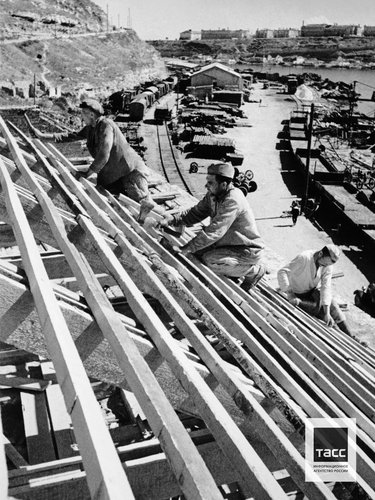 Местные жители во время работ по восстановлению портовых сооружений после освобождения Севастополя от немецко-фашистских войск