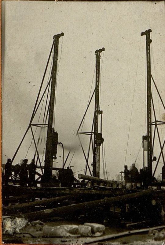 Фотография: Бойка свай дизельными капрами 33 мостового железнодорожной батальона