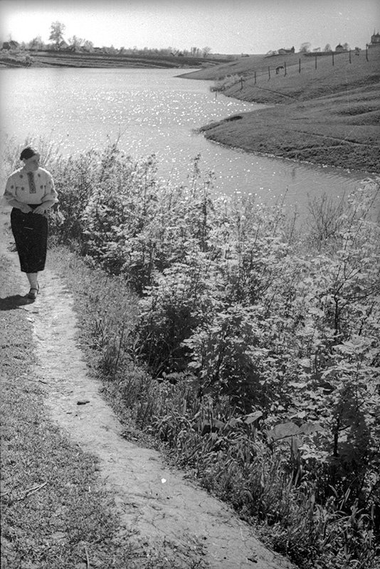 Девушка. Пейзаж. Из серии «За день до войны». Лермонтово, 1941 г.