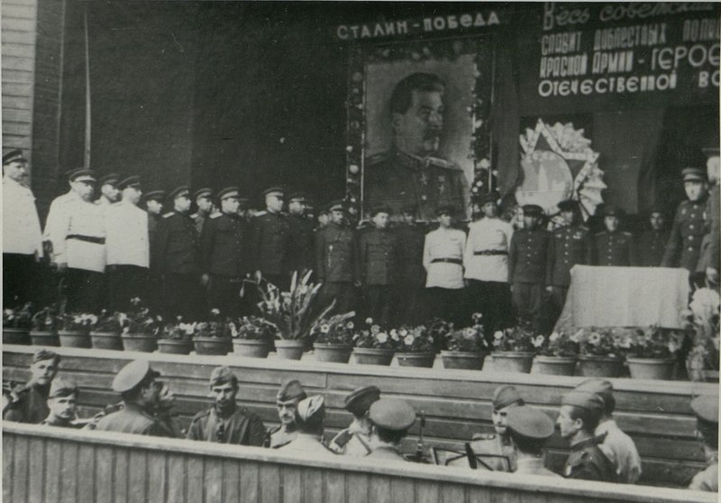 Фотография: Генерал-полковник товарищ Бюрюзов вручает ордена Советского Союза болгарским генералам и офицерам