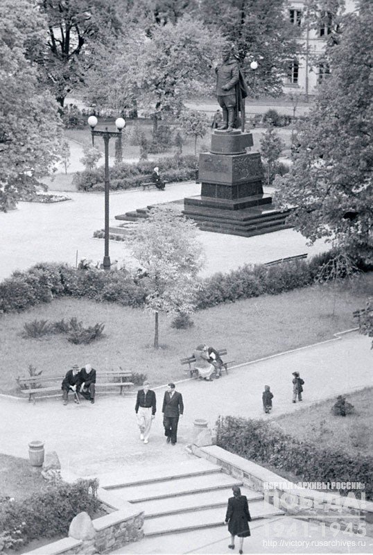 Памятник генералу Советской Армии И.Д. Черняховскому на площади в г. Черняховск