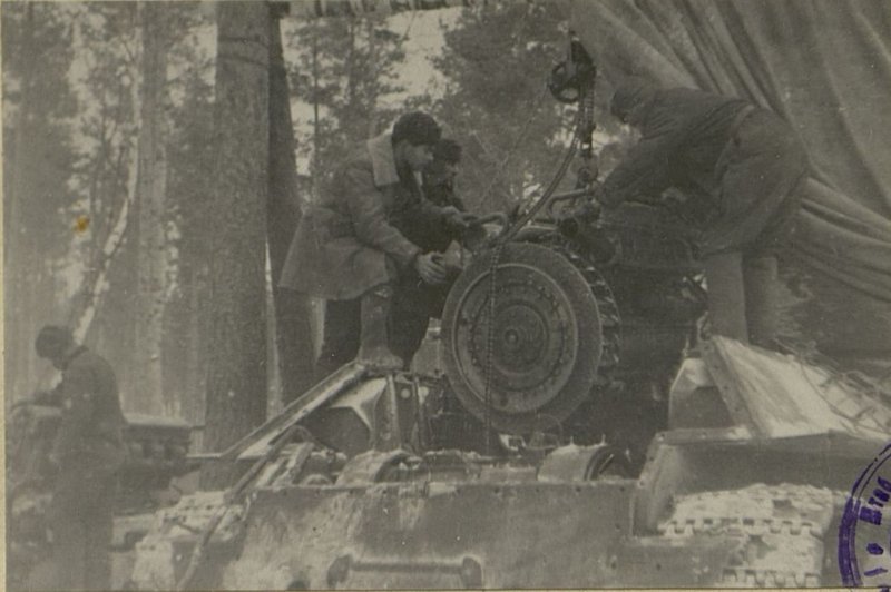 Фотография: Группа ремонтников за ремонтом танка "Т-34"