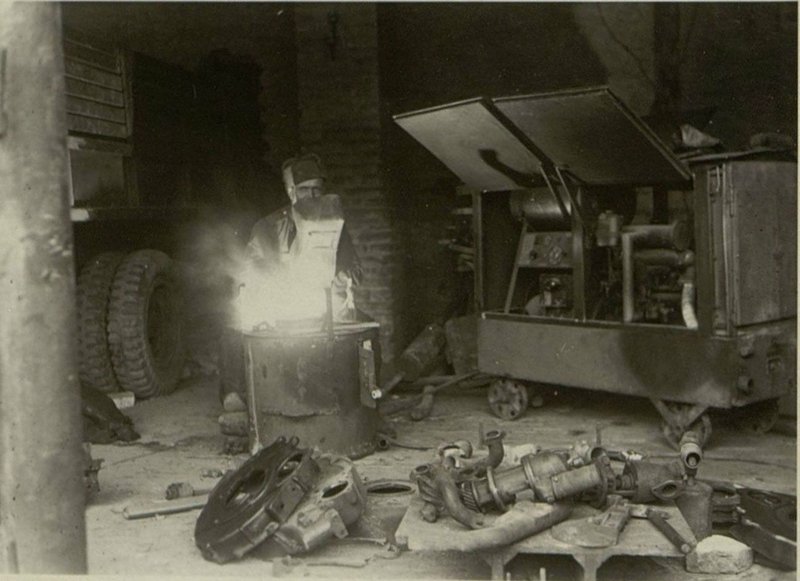 Фотография: Электросварщик старший Сержант Ивлев за работой Товарищ Ивлев выполняет план на 140-150 %
