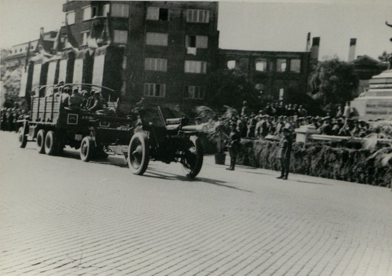 Фотография: Генерал-полковник товарищ Бюрюзов вручает ордена Советского Союза болгарским генералам и офицерам