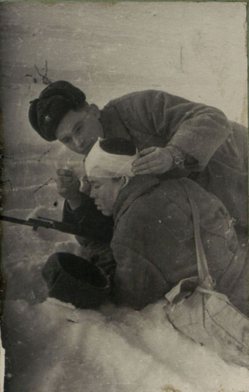 Фотография: Медицинская помощь раненым воинам