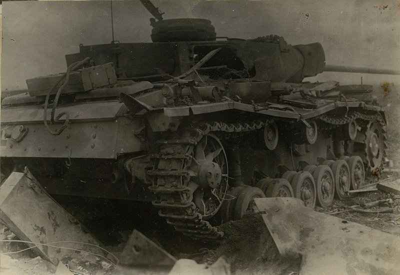 Image: German medium tank. Smashed to heights 253.5 9.7.43 by 3 battery 697 light artillery regiment of 5 artillery brigade of strategic reserve