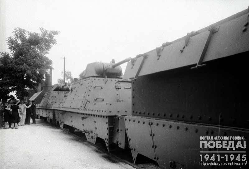 Armored train "Komsomol of Uzbekistan", built at the expense of the Youth of the Republic, before being sent to the front