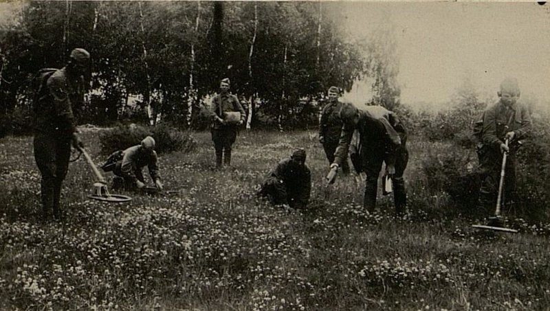 Image: Minefield clearance by the 2nd engineering company in the Andreapol area